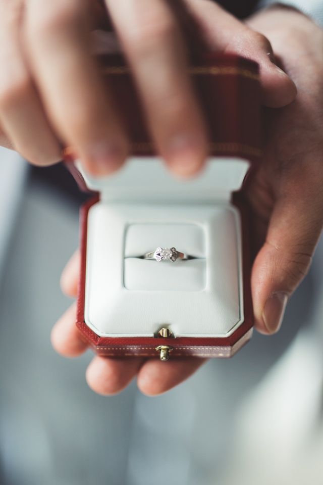 前撮り時に婚約指輪も前撮り！