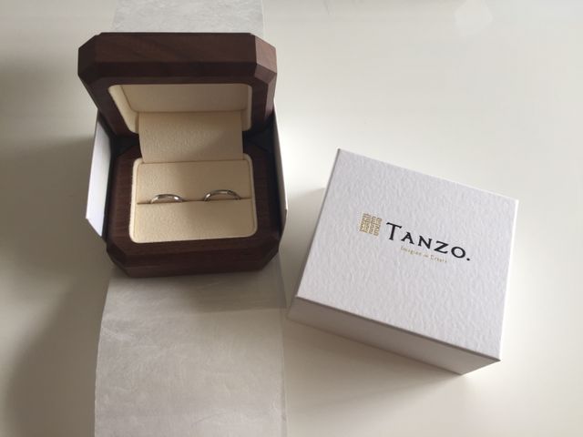 結婚指輪。おしゃれな箱に入っています。