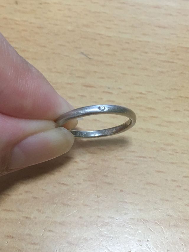 石が真ん中に一つ入ってます。内側に刻印も無料で入れてくれます