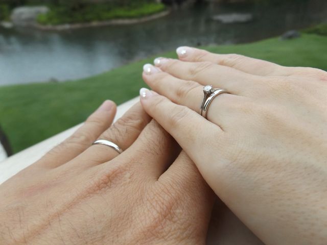 夫と同じデザインに、私は一粒ダイヤが埋め込まれています。