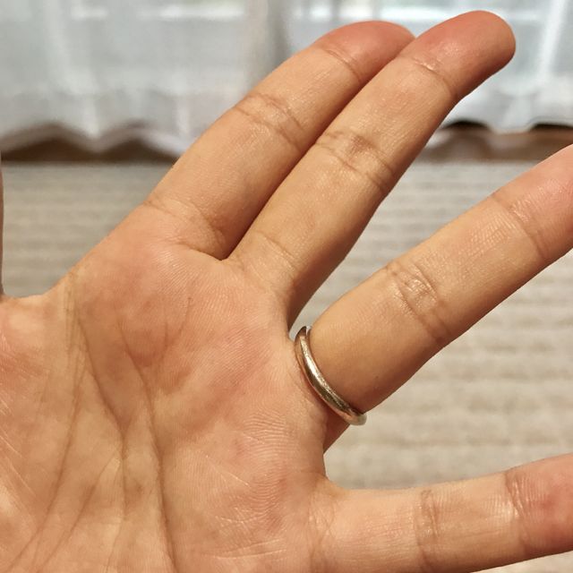 手のひら側はスッキリした形状。回ってこっちが外側に出ても◎