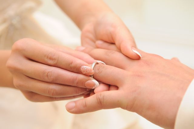 指が短く、ゴツめな夫の指にも馴染みやすいデザインです。