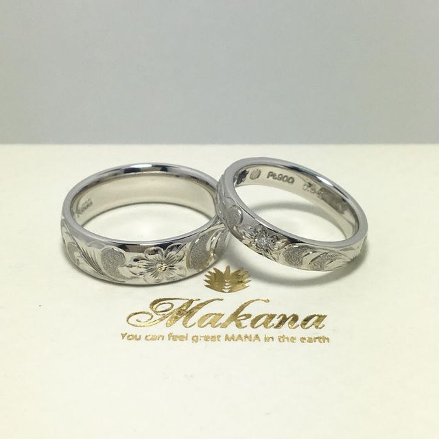 左が彼のもので、右が私のものです。ホワイトゴールド。