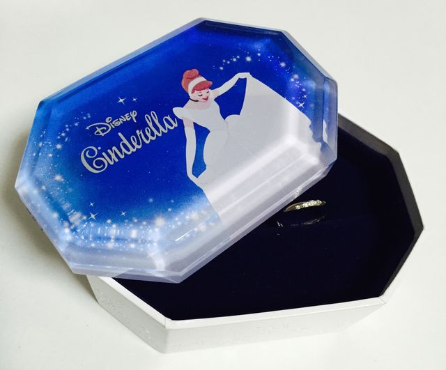 シンデレラをイメージした指輪ケースがとても綺麗で可愛いです。