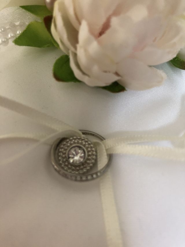 斜めにダイヤが埋め込まれており指をスッキリみせてくれます。