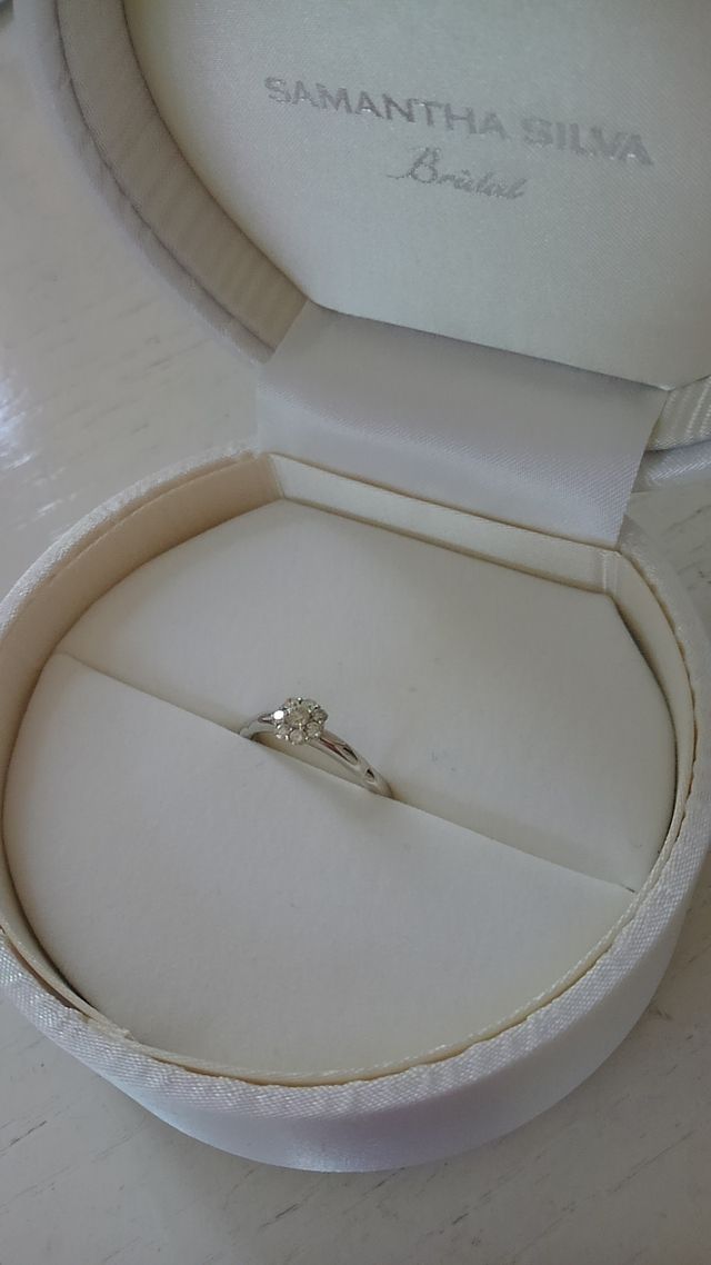 いちごの花をモチーフとしたエンゲージリング