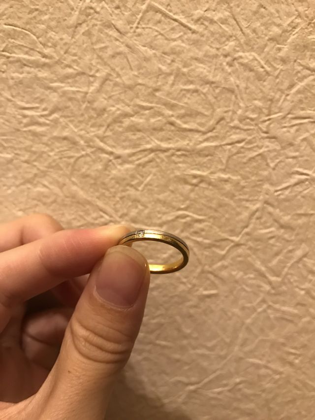 プラチナとゴールドで、ダイヤモンドが一つついています。