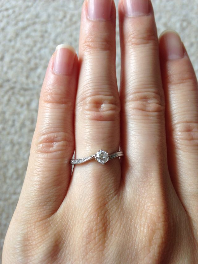 片脇にのみ埋め込まれたダイヤが美しいです☆