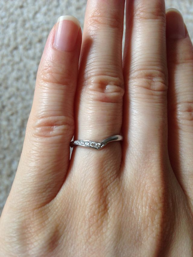 V字の左ラインに沿ってダイヤが埋め込まれています