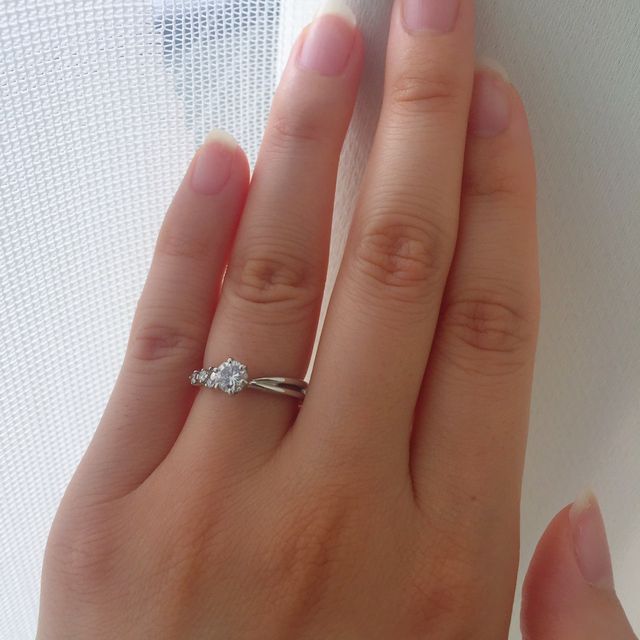 購入した婚約指輪です！アシンメトリーなデザインがお気に入り。
