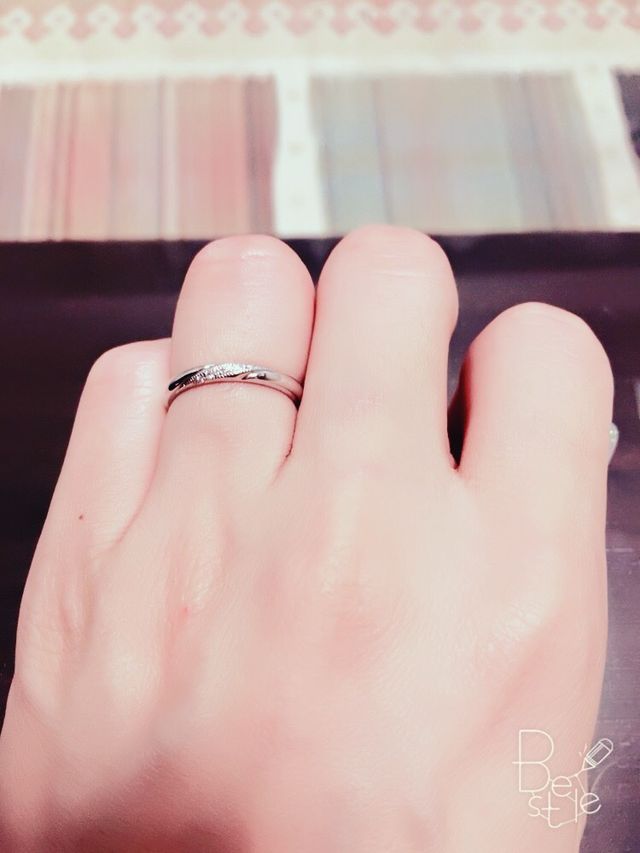 ダイヤが斜めに入っていて、シンプルかつ上品なデザインです。