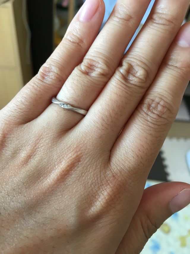 ダイヤモンドが3個、内側には誕生石を。