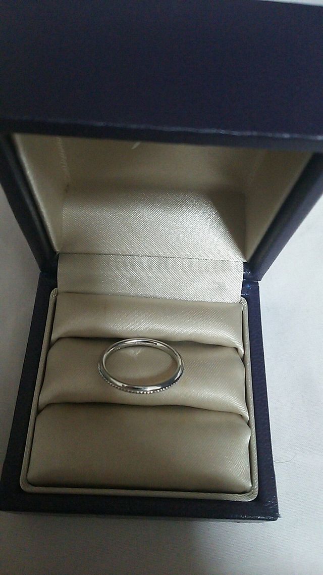 アガットの専用ケースと指輪の全体像