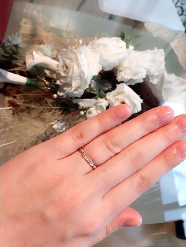 購入したお店で届いた指輪を付け撮影。