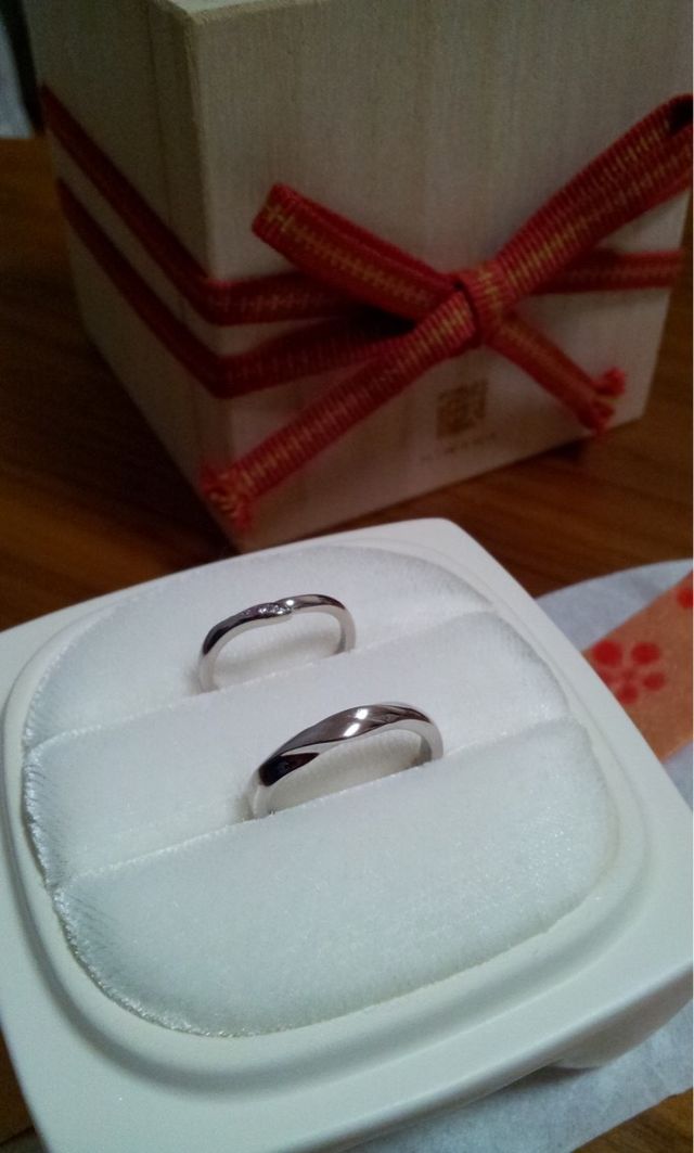 白い陶器のリングケースに入っていました。