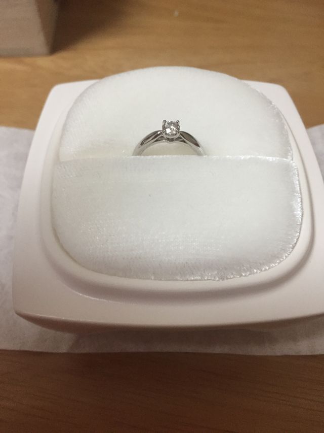 専用の陶器ケースに入った婚約指輪です。