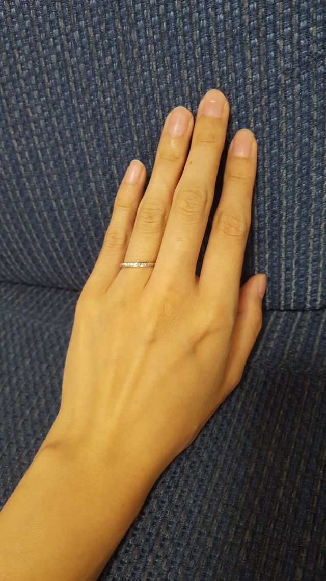 ダイヤが入っていますが細身のタイプで気に入っています。