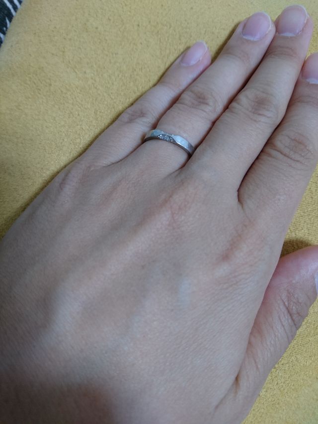 プラチナにダイヤが6粒入ってます。