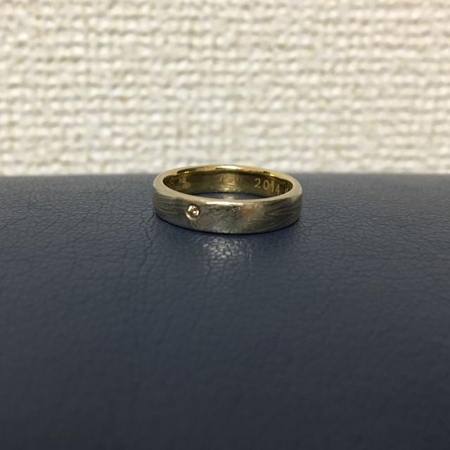 木目模様が入った指輪。旦那の指輪と同じ板から作られた物です。