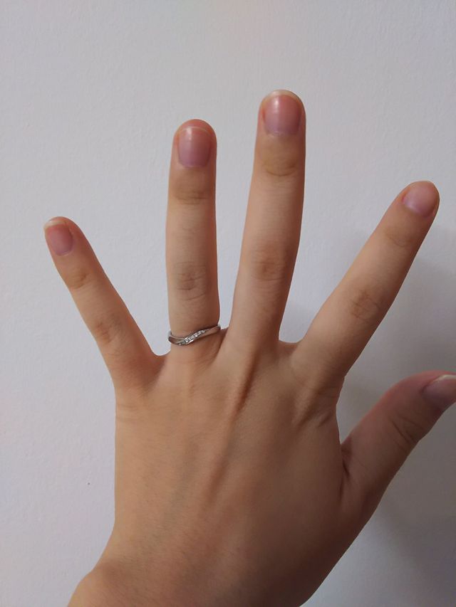 指にはめた際の写真です。