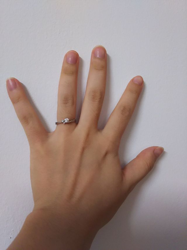 指にはめた際の写真です。