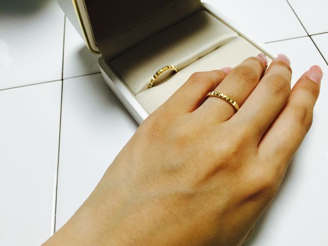 凸凹のついたデザインで石がなくてもキラキラと光るデザイン。