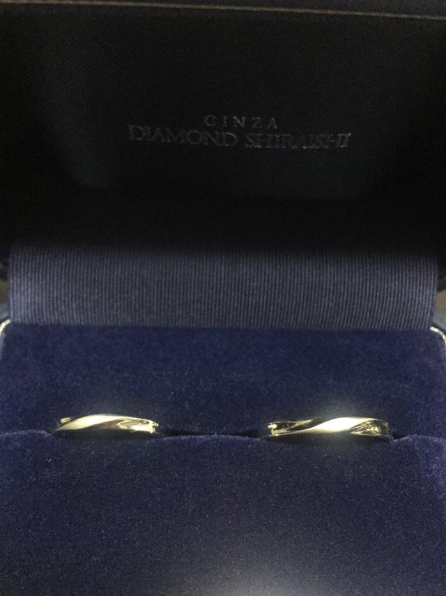 ストレートにねじりのあるデザイン。