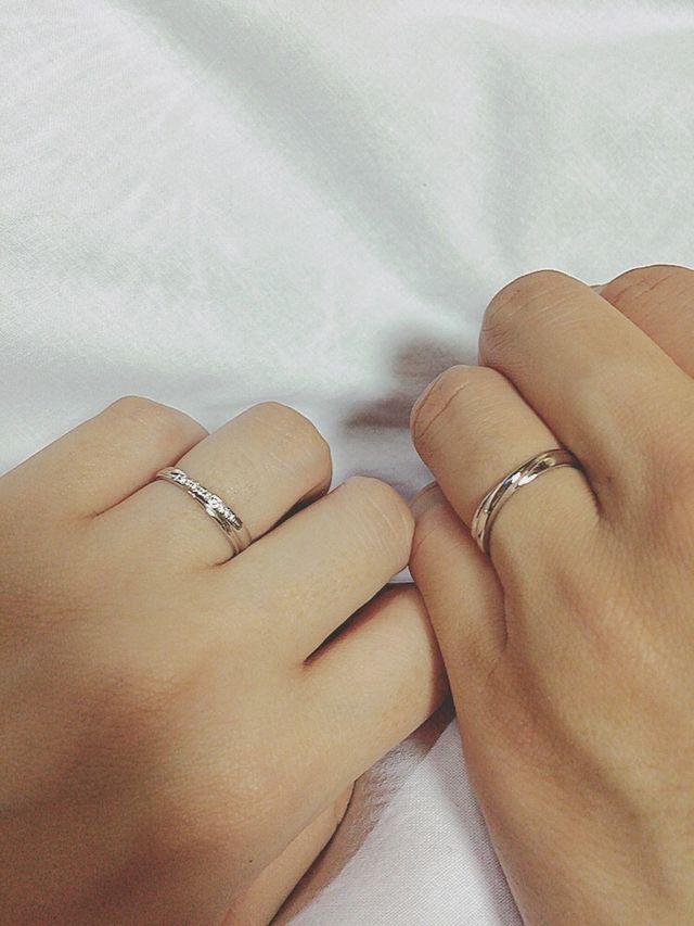 女性用はダイヤが10石、男性用は石なしのデザインです。