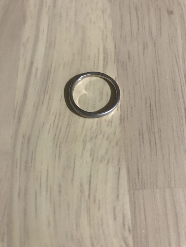 4℃で購入しました。内側に刻印と青のストーンが入ってます。