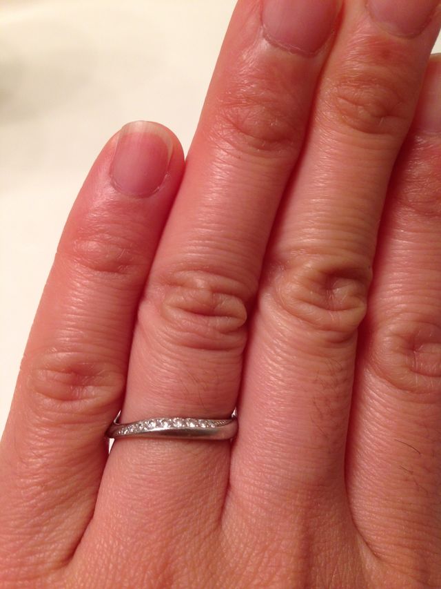 緩やかな流線型になっていて、ダイヤが並べられています。