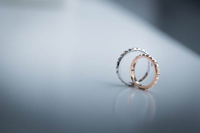 シンプルだが、特有のカットが光を反射しキラキラ輝く。