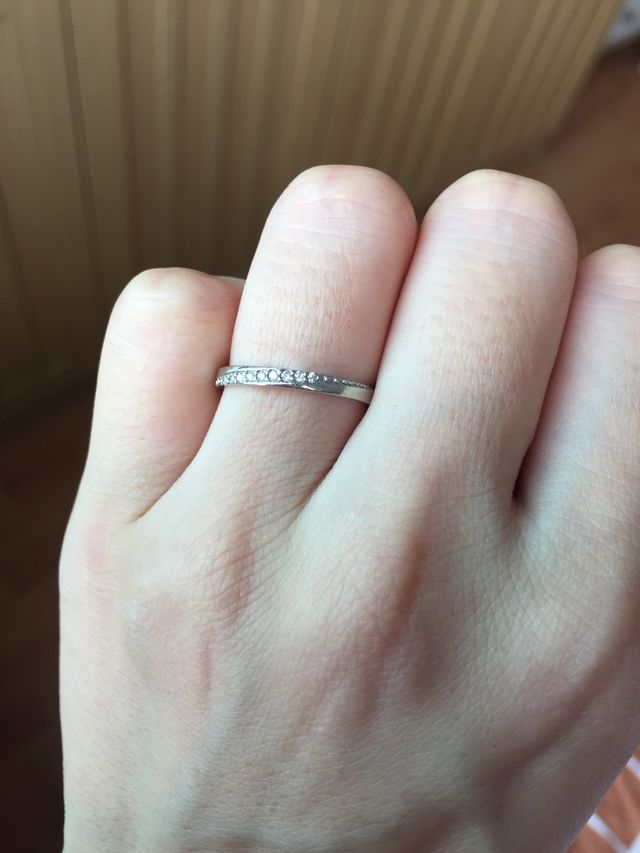 試着すると手が明るく見えるので、とても気に入っています。