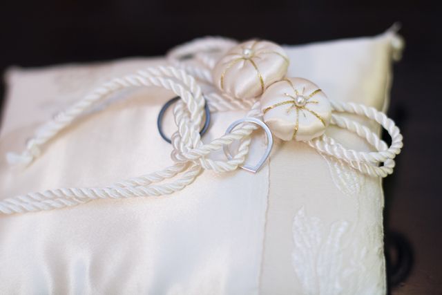 リングピローの上で眠っている指輪