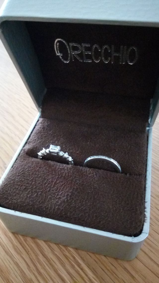 婚約指輪の入れ物はこのような感じです。