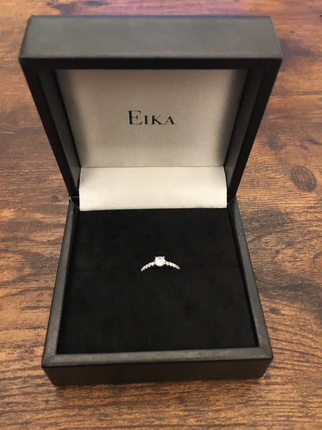 リングは彼女と一緒にオーダーメイドの注文をしました。