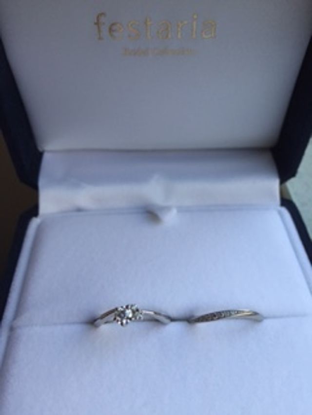 婚約指輪と結婚指輪のセットリングです