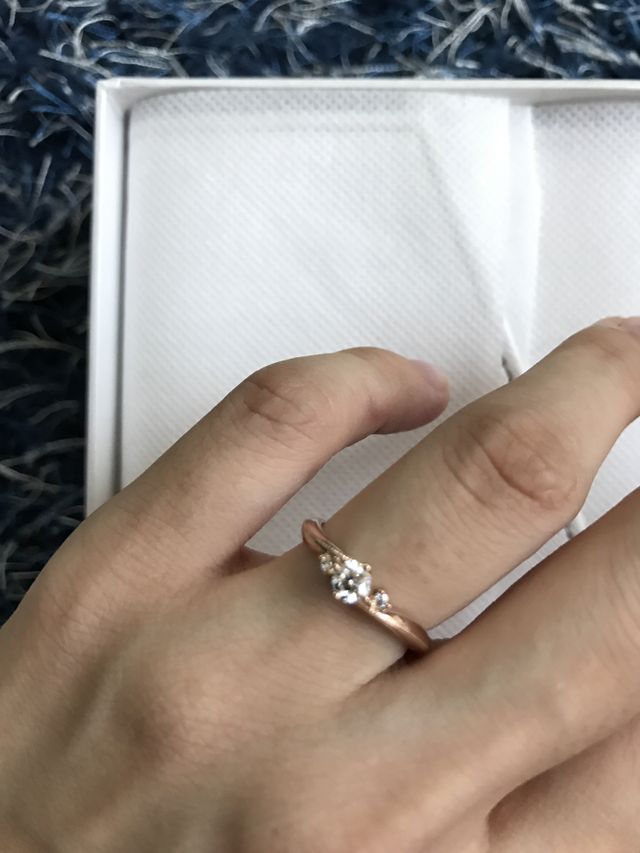 少しカーブがかっているピンクゴールドの指輪