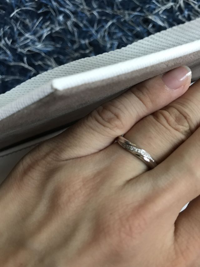 ウェーブがかったラインのプラチナ