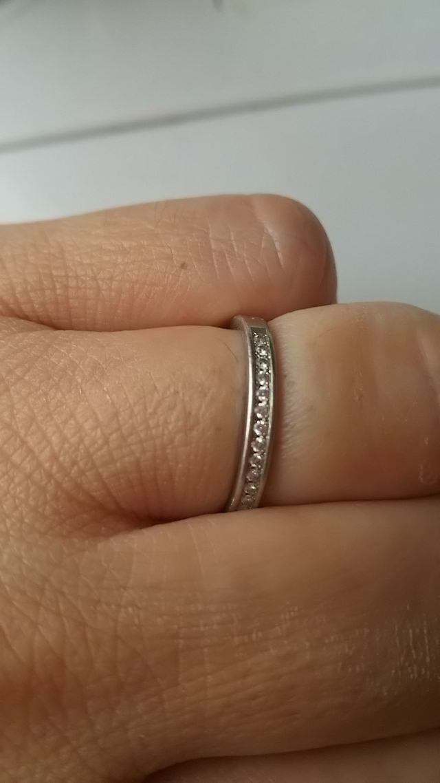 ダイヤが入ってるデザインが欲しくこの指輪を選びました。