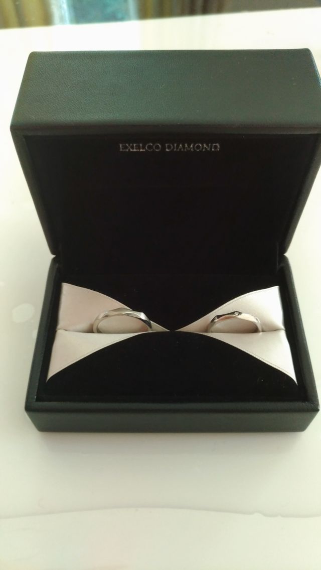 左:男性用、ツヤ消し　　右:女性用、ツヤあり、ダイヤ3点