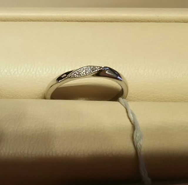 ダイヤを囲むミル打ちが上品です