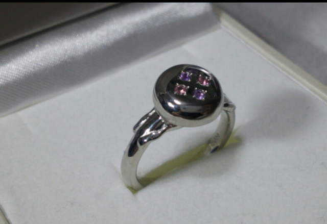 クラゲがモチーフの指輪です