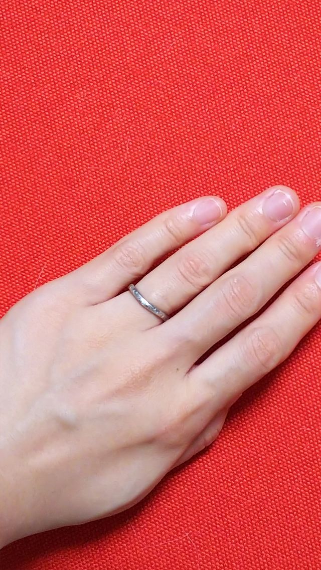 素材はプラチナで、アイスブルーのダイヤが飾られています。