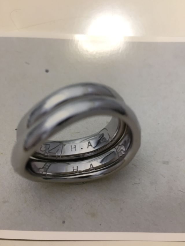 イニシャルとお互いが好きな、クナイと工具を掘って貰いました。