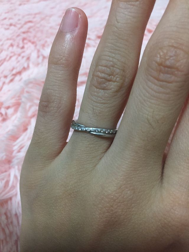 小さなダイヤがたくさん入ってます