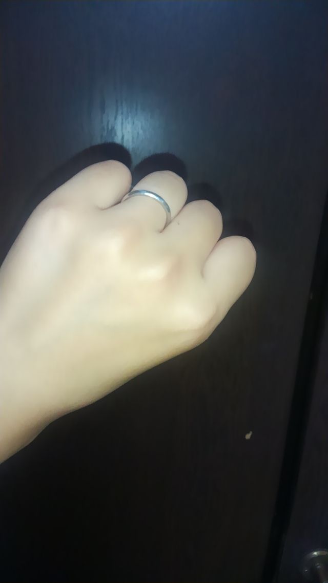 飾りなどのない、シンプルなプラチナの指輪です。