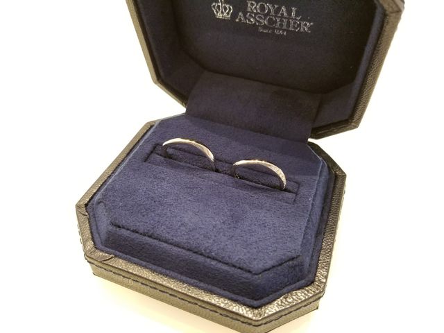 U字ラインで細身。新婦用はダイヤが3つついてます。