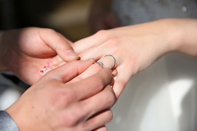 式当日、エンゲージリングカバーセレモニーも行いました