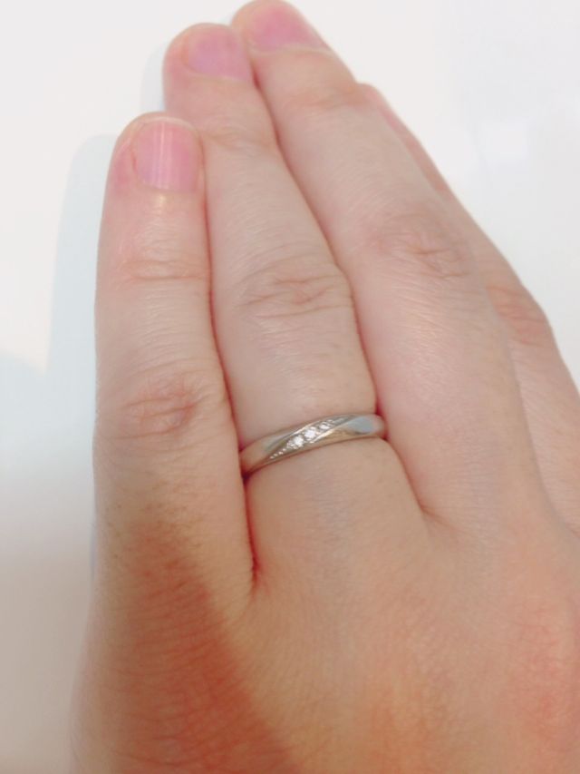 結婚指輪（女性側）波型の中のダイヤの輝きが素敵