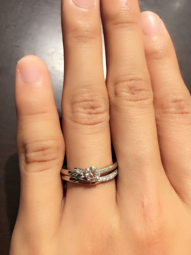 結婚指輪と重ねづけすると、ダイヤが繋がってとても綺麗です。